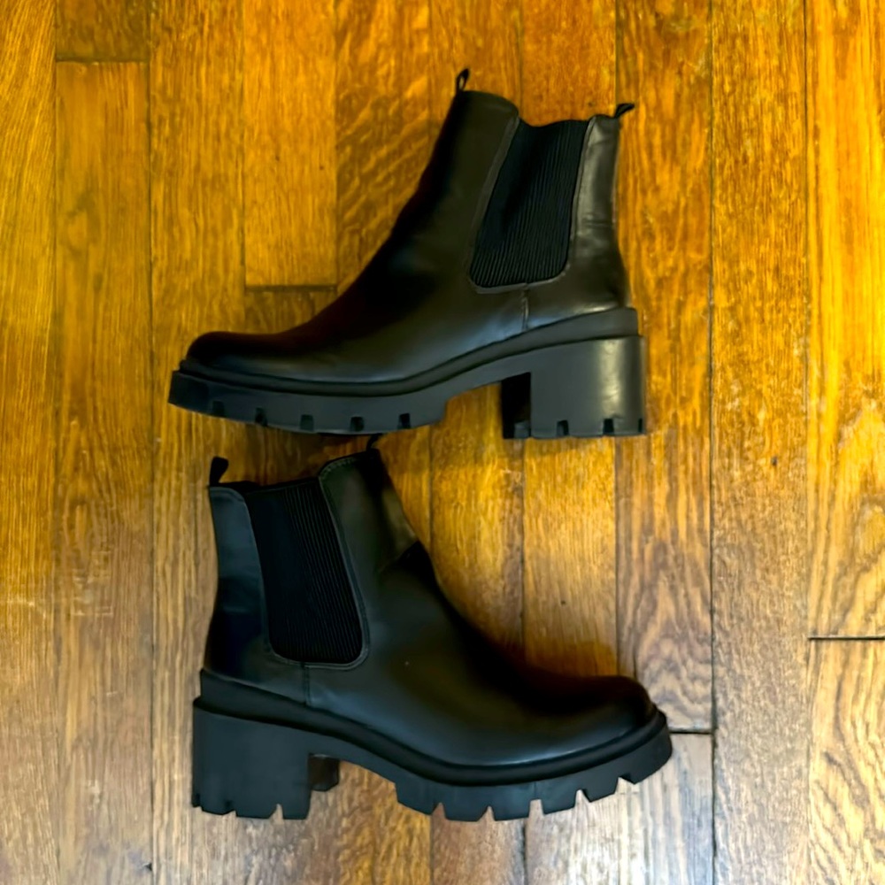 Black Chunky Boot-size 8.5